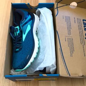 Brooks Adrenaline GTS 18 Running Shoe, 6 Narrow